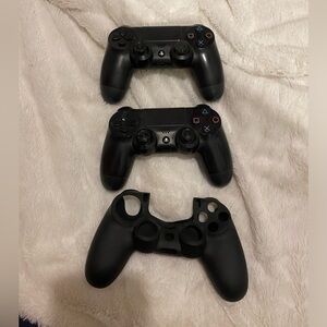 PS4 controllers and sleeve